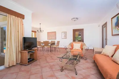 Image de V3 avec piscine privée et vue sur la campagne