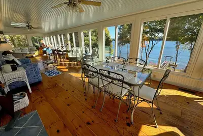 Image de A Waterfront Cottage de charme avec une touche d'élégance