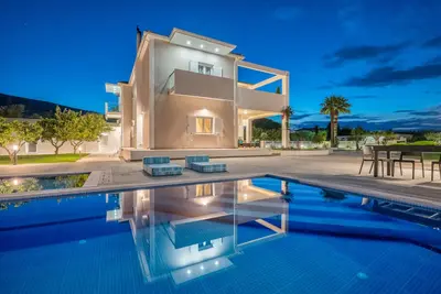 Image de Villa de Luxe à Ostrie avec Piscine Privée