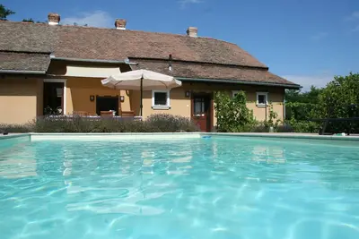 Image de Maison de campagne, 8 personnes. Parking privé, piscine et grand jardin privé. Au lac Tisza.