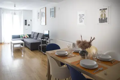 Image de Appartement de 100 m2 dans une rue calme sur le quartier historique, Ă deux minutes de tout