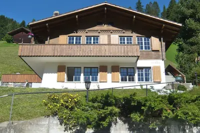 Image de Calme, ensoleillé et confortable appartement de 3 pièces avec une vue sur les montagnes