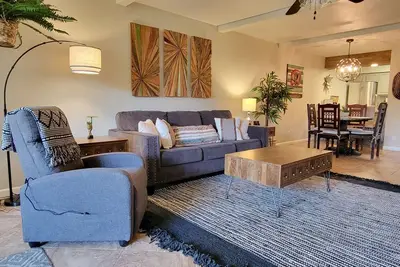 Image de Condo de luxe 2 chambres au rez-de-chaussée dans la vieille ville avec Premiere Host