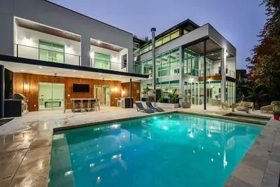 Image de Arrive Emerald Estate | Jusqu'à 8 lits | Lakefront | Juste rénové | PoolSpa