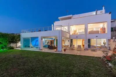 Image de Villa privée \"Villa bleue luxueuse avec piscine et sauna blanc\" avec sauna et salle de sport!