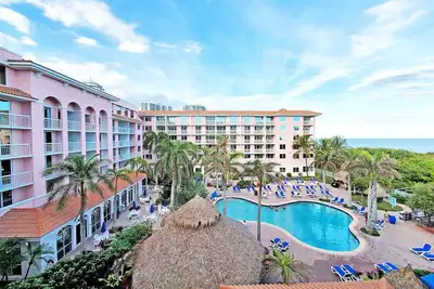 Image de Palm Beach Shores Resort | Emplacement en bord de mer | Appartement 1 chambre | Très grand lit