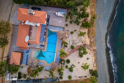 Image de Front de plage 3 chambres VIlla, immense piscine chauffée 15x5x10 mètres en forme de L