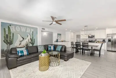 Image de 4 chambres à coucher, 3 salles de bains à la maison avec toute la nouvelle rénovation et piscine privée!