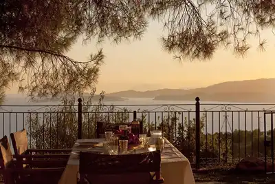 Image de Villa avec vue imprenable sur la mer à travers le viladge de Glossa