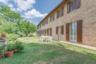 Image de Joli appartement dans une maison de vacances avec piscine, Wifi, Tv, vue panoramique, près de Urbin