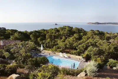 Image de Vue 180° sur baie Pinarello Piscine chauffée Accés privé crique 5/7 chambres