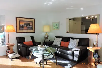 Image de Étincelant de propreté, plan d'étage ouvert, cheminée, Lanai, 1. 25 acres et 1. 6 mi. > Carré