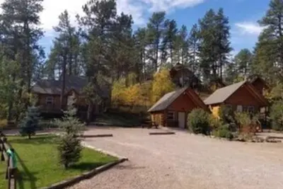 Image de Hunters Haven # 3 Cabane en rondins sur mesure bordée par la forêt nationale de Black Hills