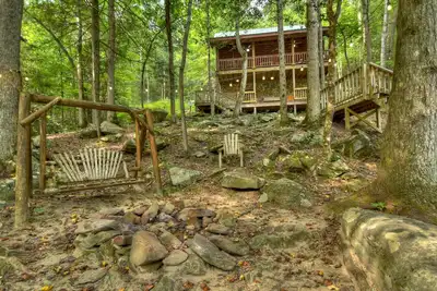 Image de Pêchez, détendez-vous et profitez de cette location de chalet qui accepte les animaux le long de Fightingtown Creek