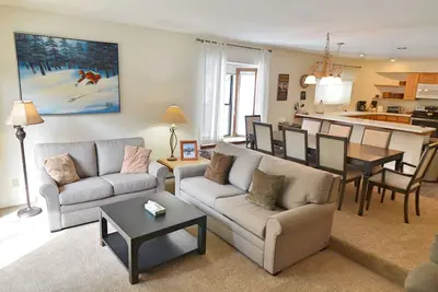 Image de Incroyable 2 chambres, 2 salles de bains condo facile à distance de marche du domaine skiable et de la ville