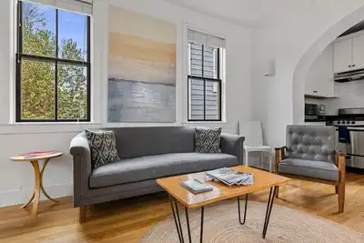 Image de Saturne - Maison historique moderne à quelques pas de la rue King!