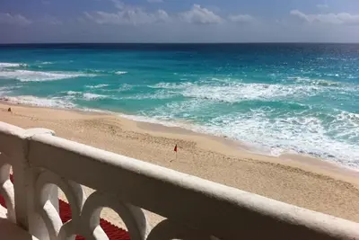 Image de Superbe vue mer à 180 °! Soyez sur la plage en 90 secondes! Wifi! Tout juste rénové!