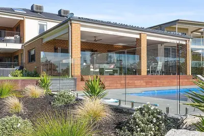 Image de Famille tranquille, vue sur la ville / la baie, piscine et spa - Mount Martha