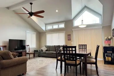 Image de Luxe Gun Lake 4 Bed 2 Bath Cottage w / paddleboards / kayaks, Wi-Fi gratuit