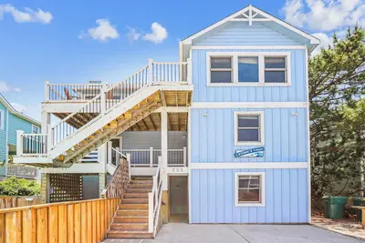 Image de Seulement 350 pieds à la plage! Beau Decor! Piscine, Hot Tub! Table de billard! Animaux Ok