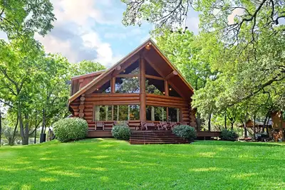 Image de 3 Bed / 2 bath log home avec une vue magnifique sur le front de mer