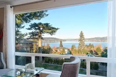 Image de Grande maison vue sur le lac Washington