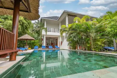 Image de Ressentez la magie de Bali dans une villa de luxe en bord de mer