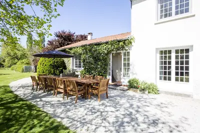 Image de Grande maison familiale avec piscine chauffée