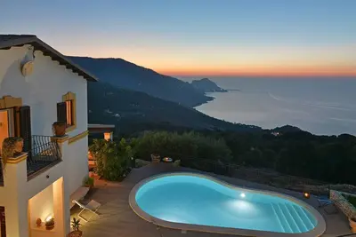 Image de Villa Il Basto est une belle villa récemment rénovée face à la mer avec des terrasses lisses pour se détendre