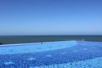 Image de Sur la mer: Comme un Super Transatlantic pas équilibrer. . .