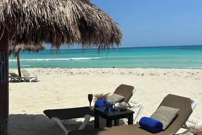 Image de Beau 3 Bdrs. Villa * Femme de ménage * Piscine * 1 minute de la plage * Wifi * Sports nautiques