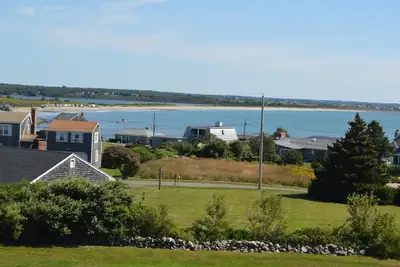 Image de Cute Cape Cottage avec vue sur la mer et immense cour privée. Douche extérieure 2br 2ba