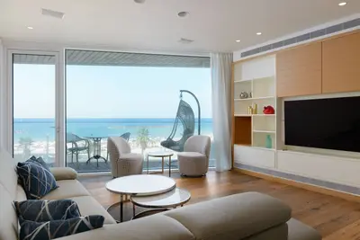 Image de 2br de luxe avec vue imprenable sur la mer! emplacement privilégié