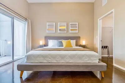 Image de Moderne + intelligent | Roi | 55 \"& 43\" Tv | 4 personnes