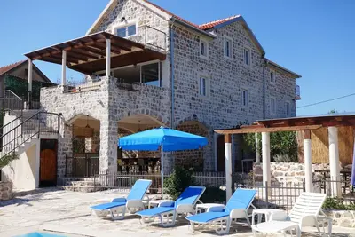 Image de Luxe en pierre restaurée villa avec piscine privée, de grands jardins et vue sur la mer