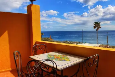 Image de Charmante maison indépendante en bord de plage, terrasse avec vue sur la mer