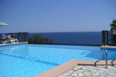 Image de Deux pièces balcon vue mer panoramique piscine chauffée à débordement