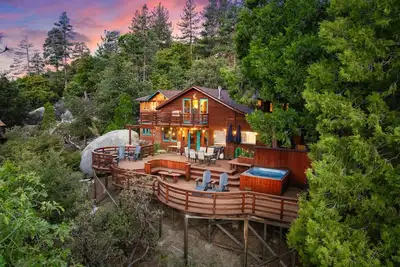 Image de Chef-d'œuvre du menuisier \"Moonlight Mountain Retreat\" avec spa et salle de jeux