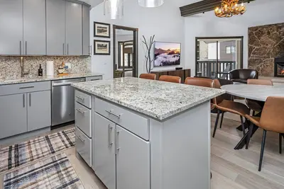 Image de Vue sur la montagne au dernier étage et plafond voûté à Lionshead Vail | Westwind 406