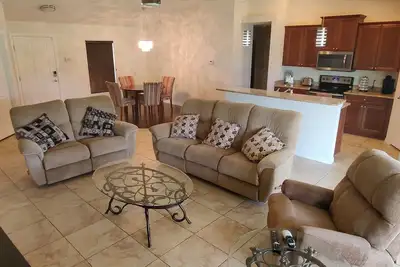 Image de Nouvelle maison de vacances moderne sur un budget!