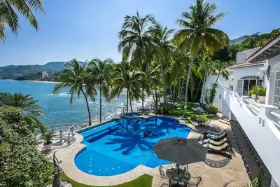 Image de Villa de luxe en front de mer avec piscine privée et plage de sable, personnel inclus!