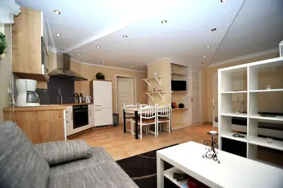 Image de Appartement non-fumeur joliment meublé dans un endroit calme