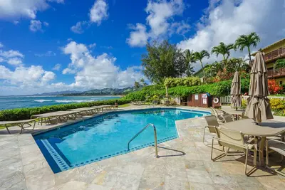 Image de Oasis calme et centrale au rez-de-chaussée avec véranda et piscine chauffée en bord de mer
