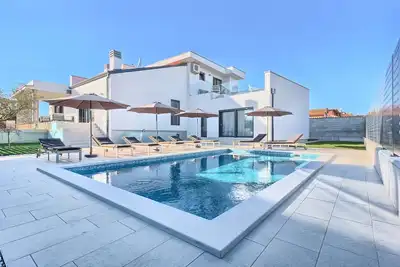 Image de Villa Fortuna - dans la ville historique de Buje avec 4 chambres et une piscine, près de la plage