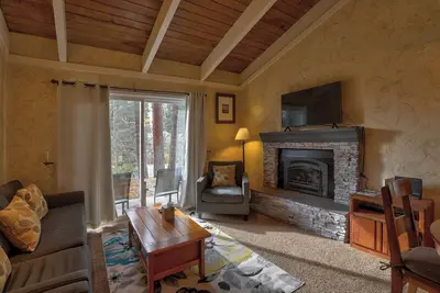 Image de Condo confortable à un niveau près du lac, des casinos et du ski