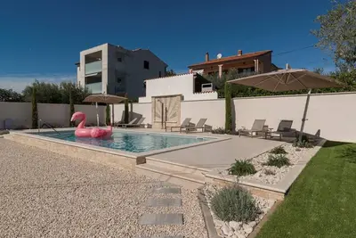 Image de Villa Rosa avec piscine, près de la plage de Kanegra