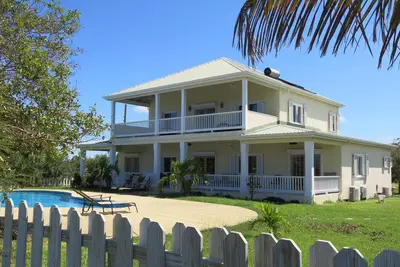 Image de Villa familiale de luxe avec vue sur l'océan, piscine privée, accès privilégié à l'hôtel.