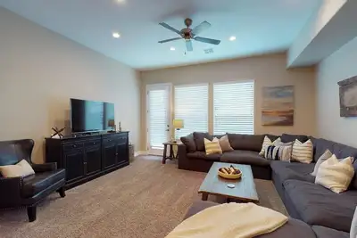 Image de Nouvelle Liste! Découvrez le paradis dans ce lit de 2733 pieds carrés, deux salons