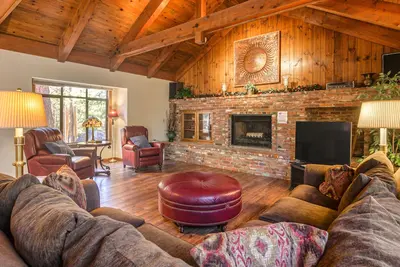 Image de Woodland home w / spa & cheminée-minutes de la plage, 3 chiens Ok