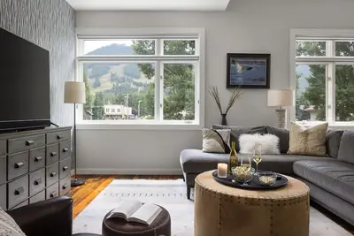 Image de Nouvelle propriété! Vie urbaine ultime au centre-ville de Jackson Hole